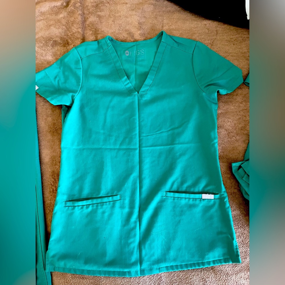Hunter green casma 3 pocket scrub top